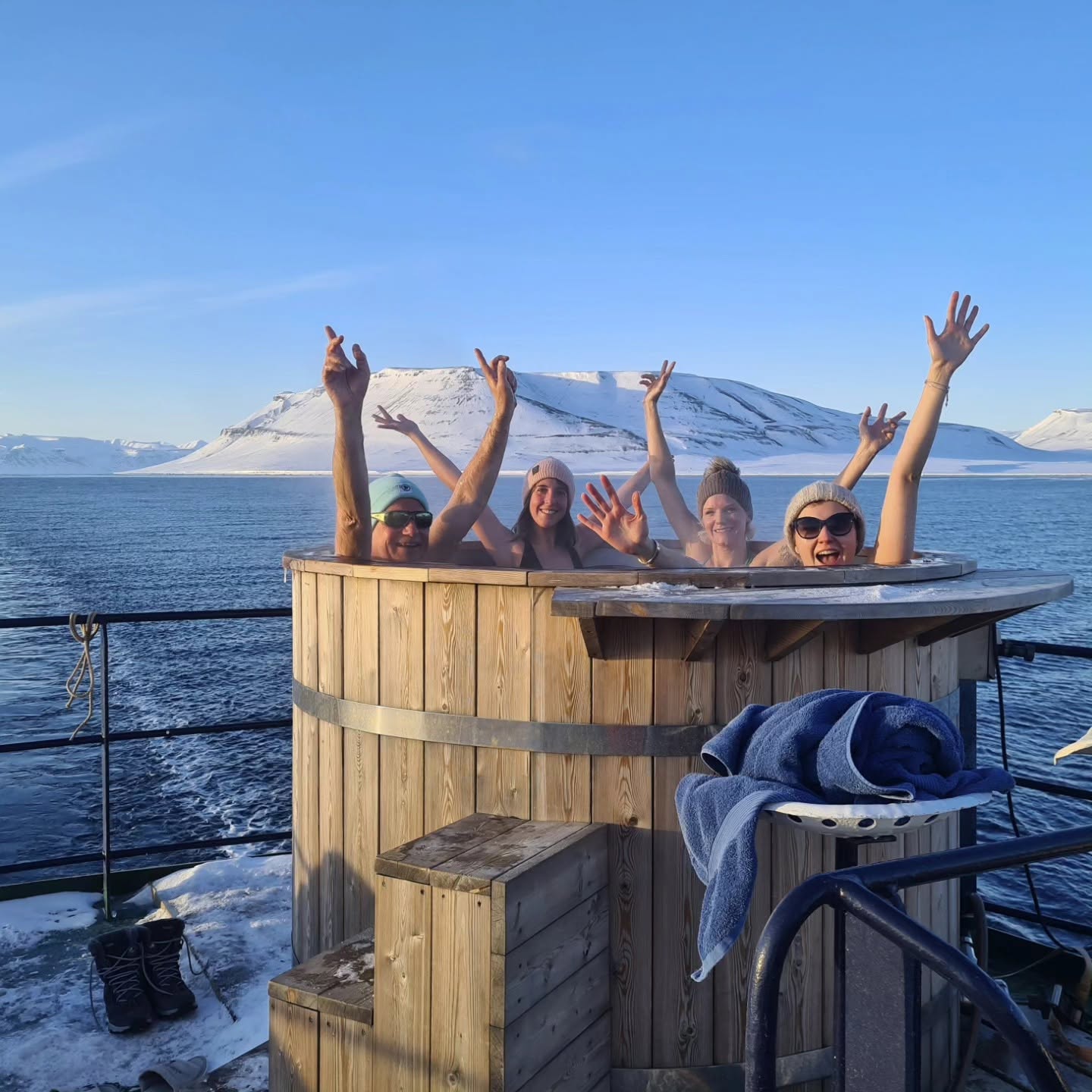 En liten grupp deltagare i badtunnan ombord